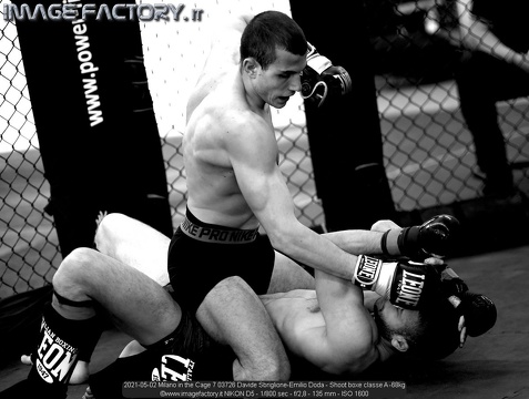 2021-05-02 Milano in the Cage 7 03726 Davide Sbriglione-Emilio Doda - Shoot boxe classe A -68kg
